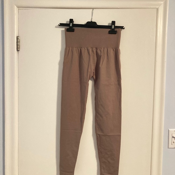 NVGTN Solid Seamless Leggings - Taupe (Medium) - Picture 5 of 6